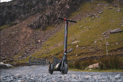 Black electric scooter, foldable with built-in speaker and charging port. Perfect for UK city commuting abd everyday e scooter use.